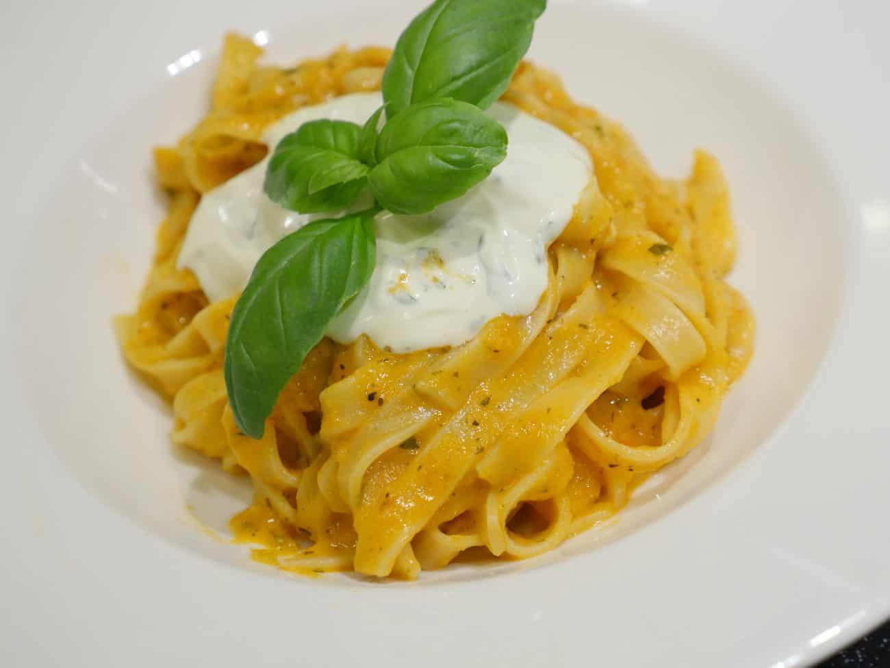 Pasta med krämig tomatsås och basilikafraiche 