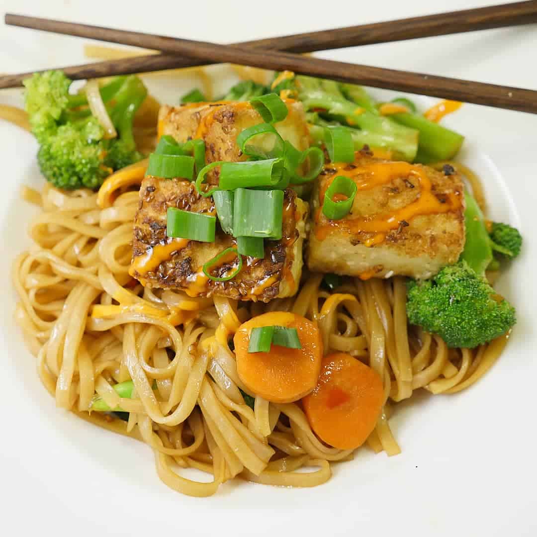 Ljumen nudelsallad med krispig sesamtofu