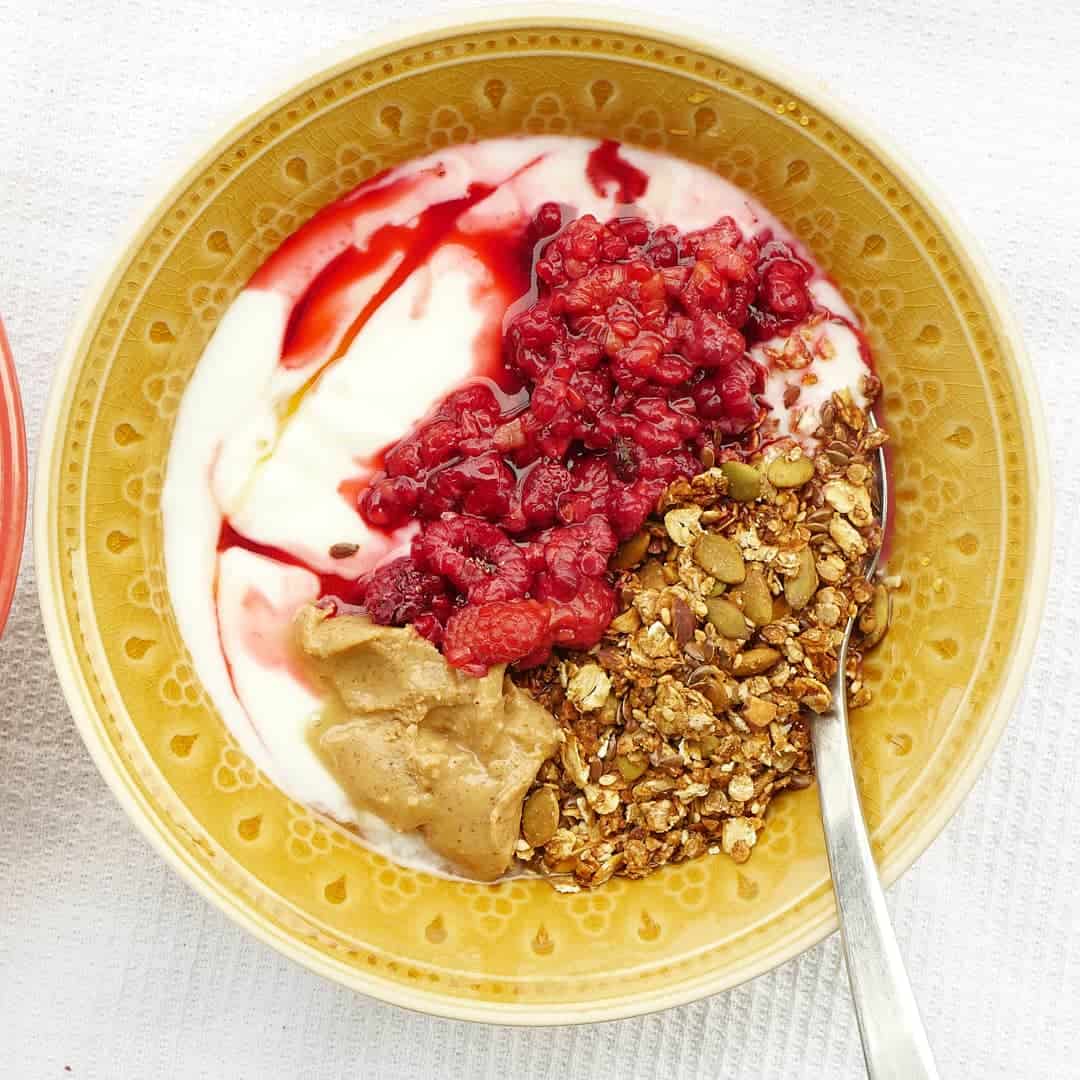 Hemmagjord granola med hasselnötter och kanel