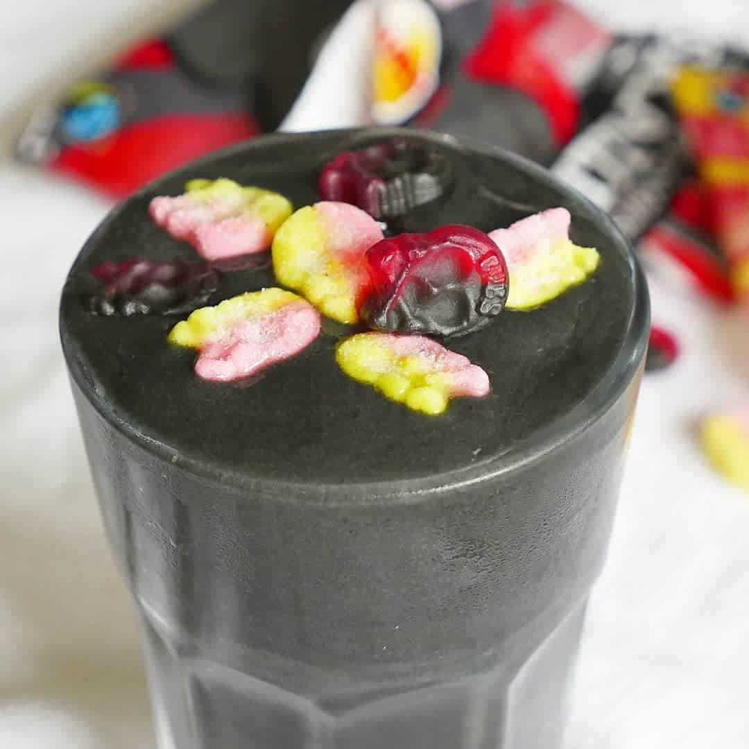 Halloweensmoothie med aktivt kol och godisdödskallar