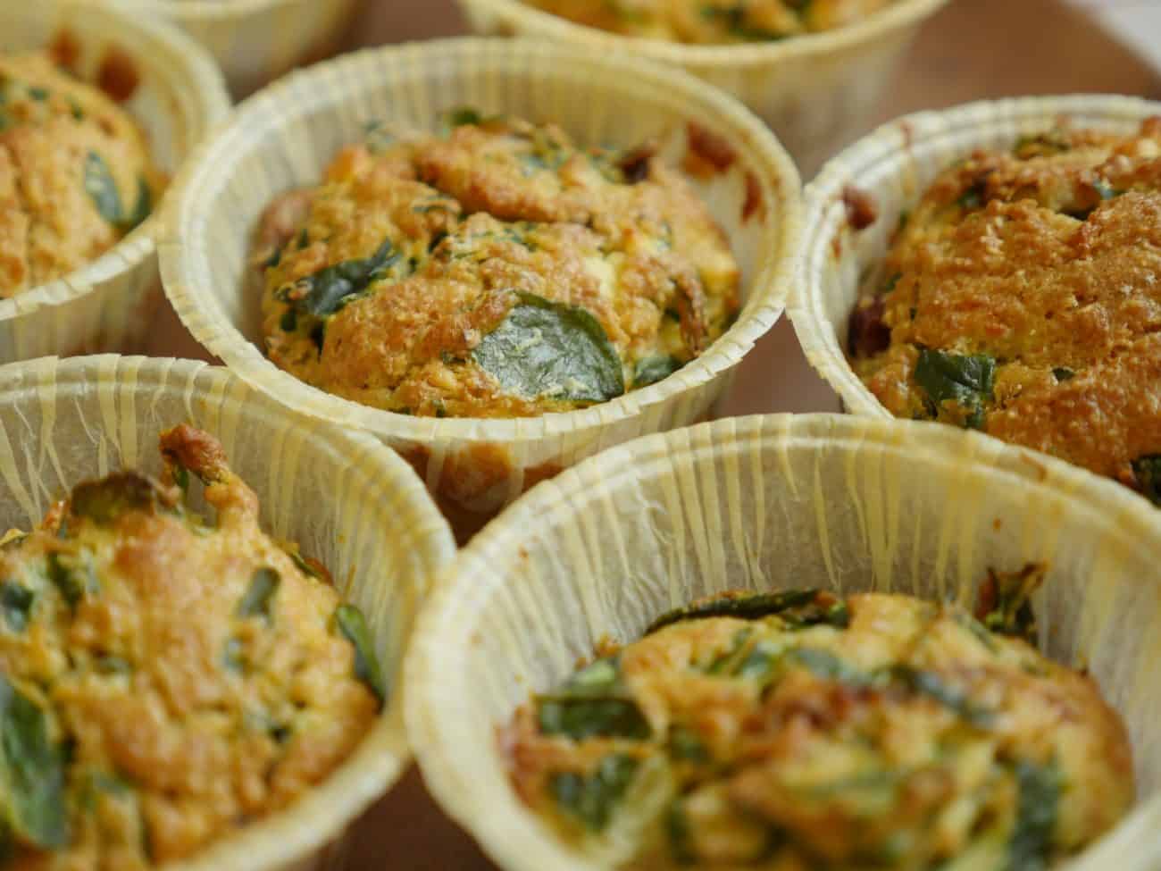 Matiga muffins med soltorkade tomater och fetaost