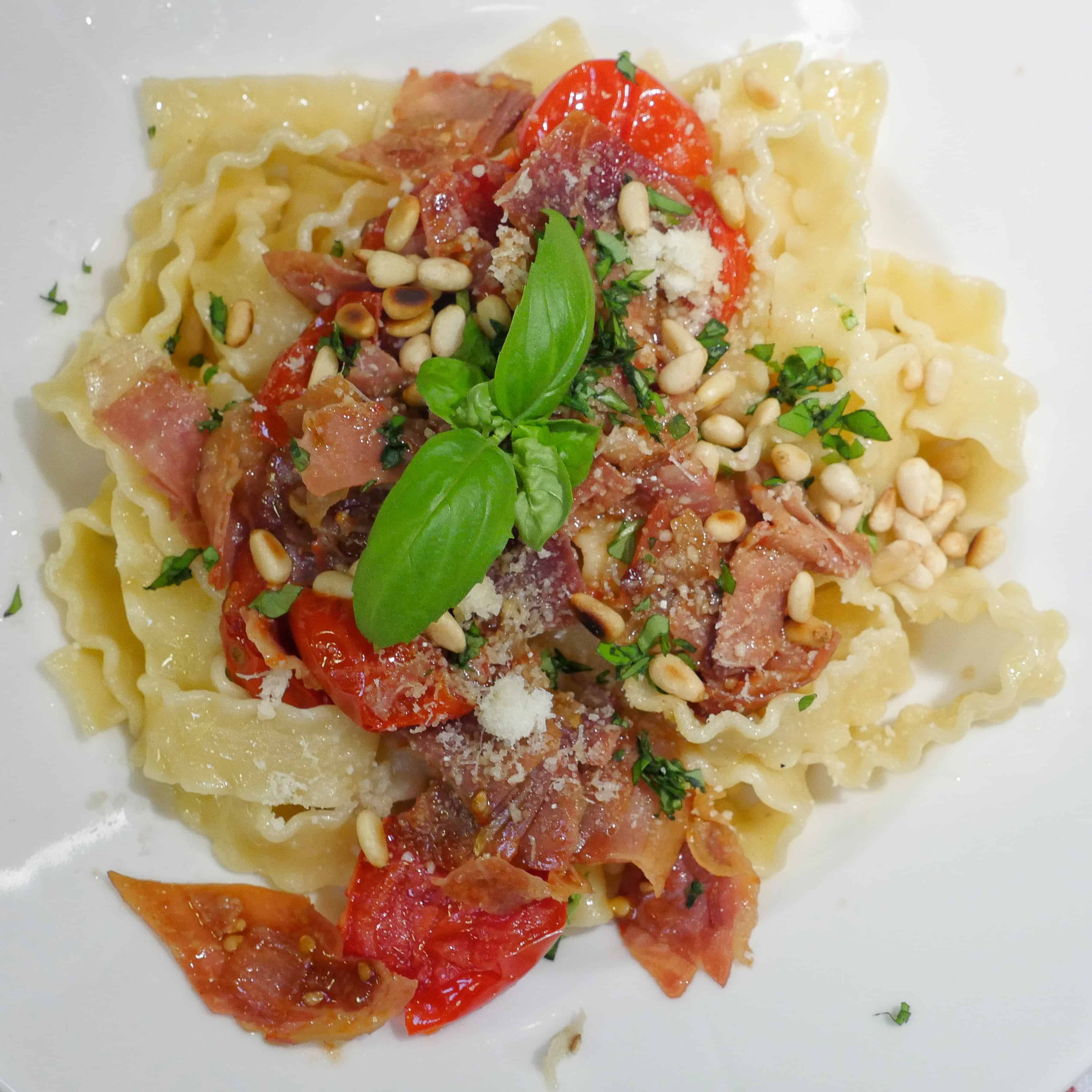 Parmapasta med vitlökssmörad pasta och ugnsrostade tomater 