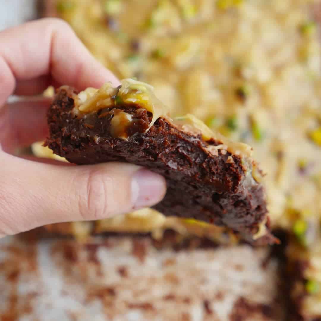 Kladdig brownie med nötkola