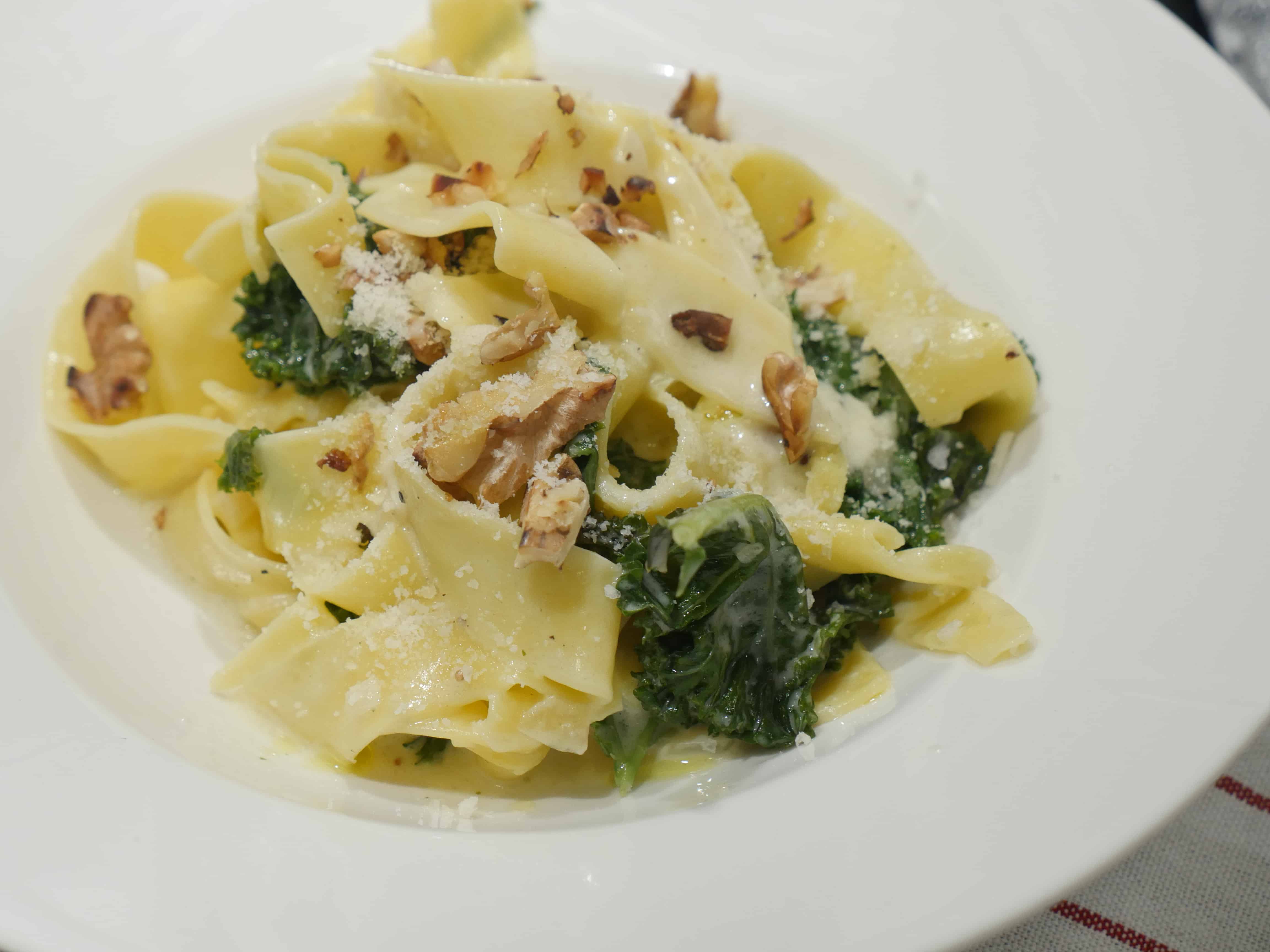 Grönkålspasta med rostade valnötter och parmesan 