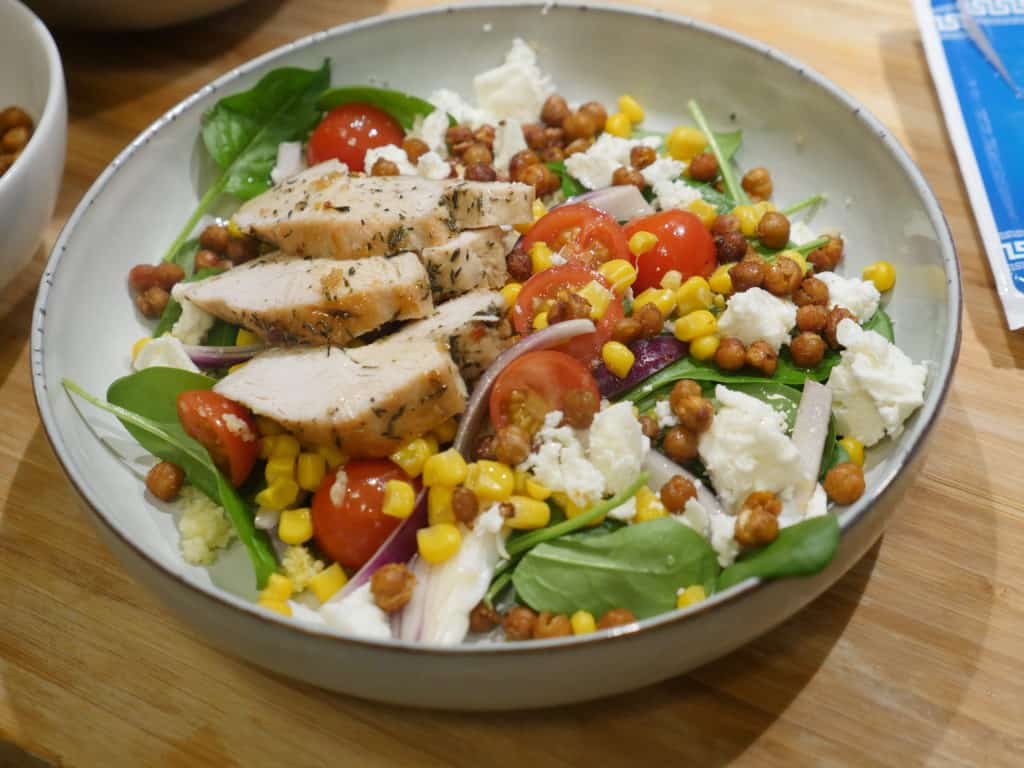 Fr sch Kycklingsallad Med Rostade Kik rtor Couscous Och Gr nsaker 