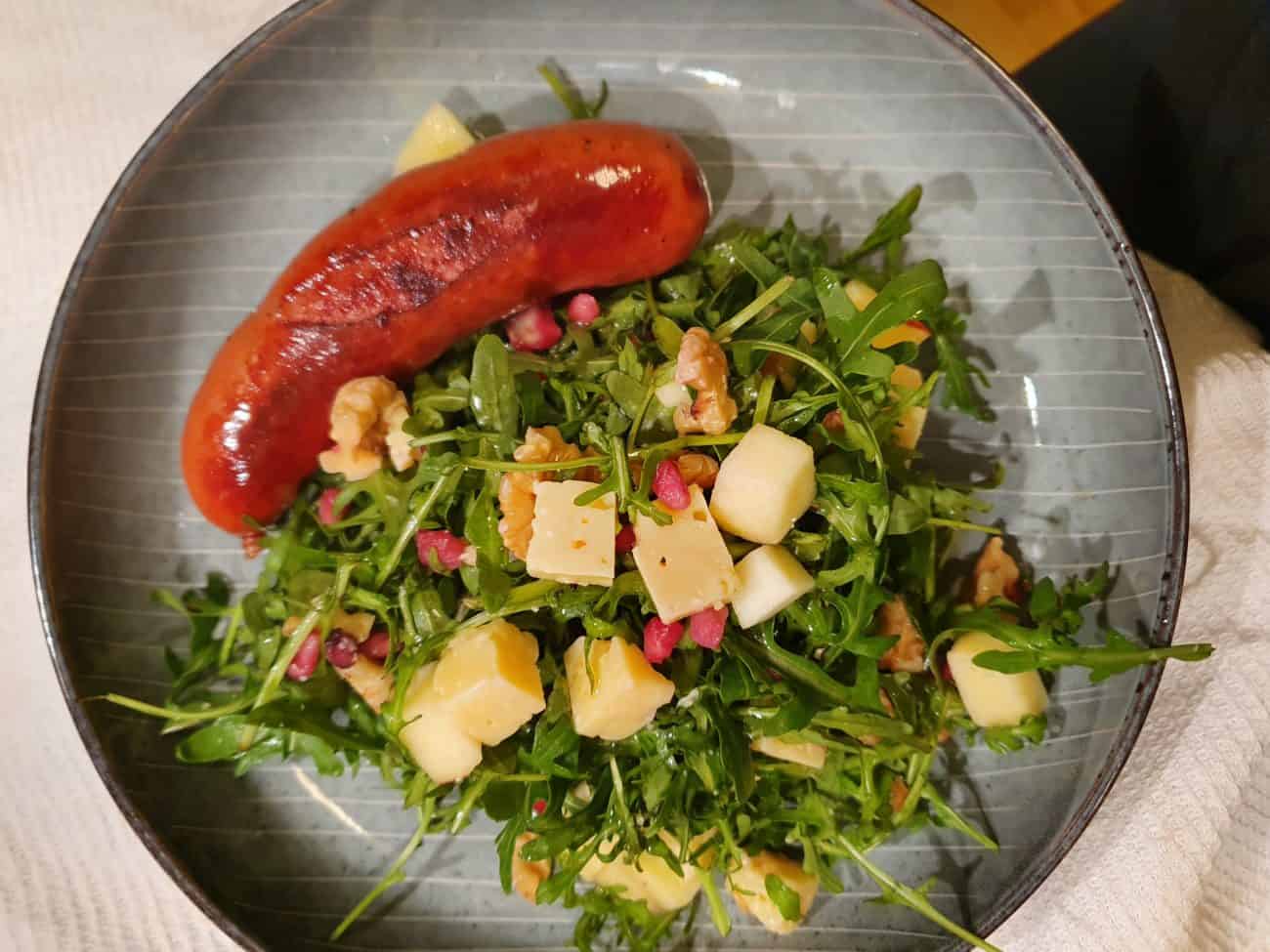 Vintersallad med västerbotten, valnötter, äpple, granatäpple oh sötsyrlig vinägrett