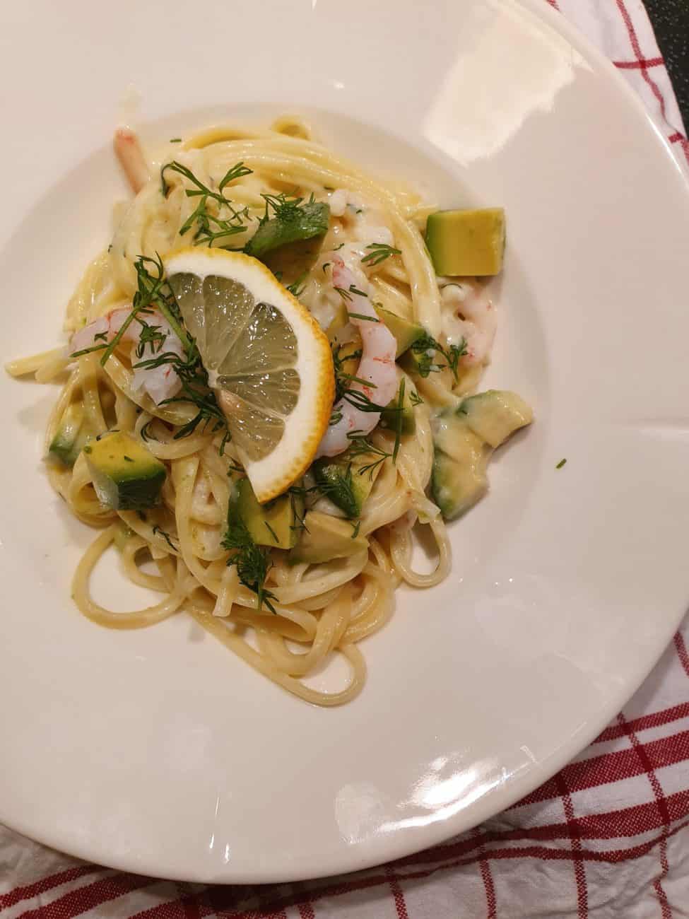 Pasta med räkor och avokado 