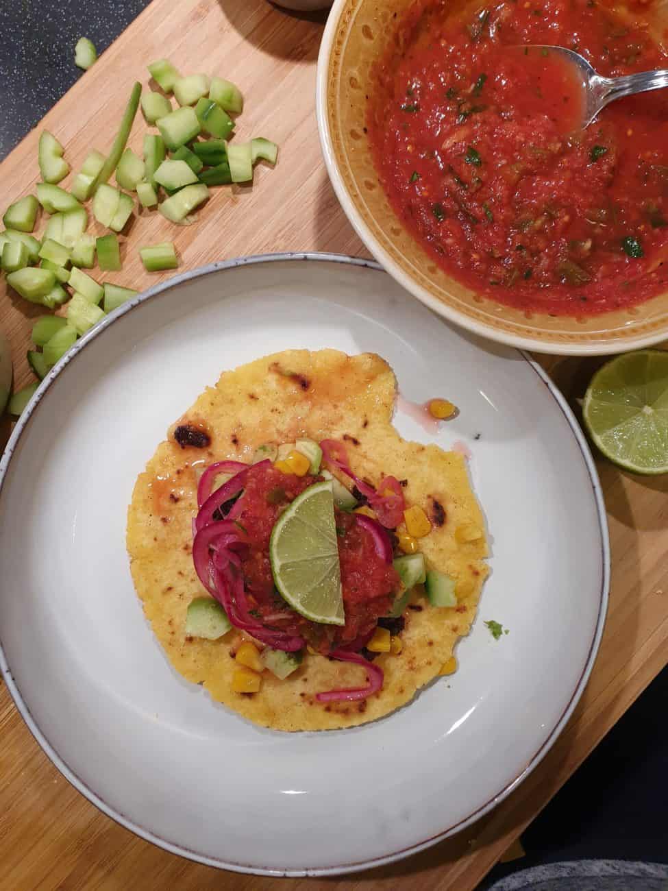 Tacos med svarta bönor, hemmagjord salsa, avokado, stekt majs, gurka och picklad rödlök
