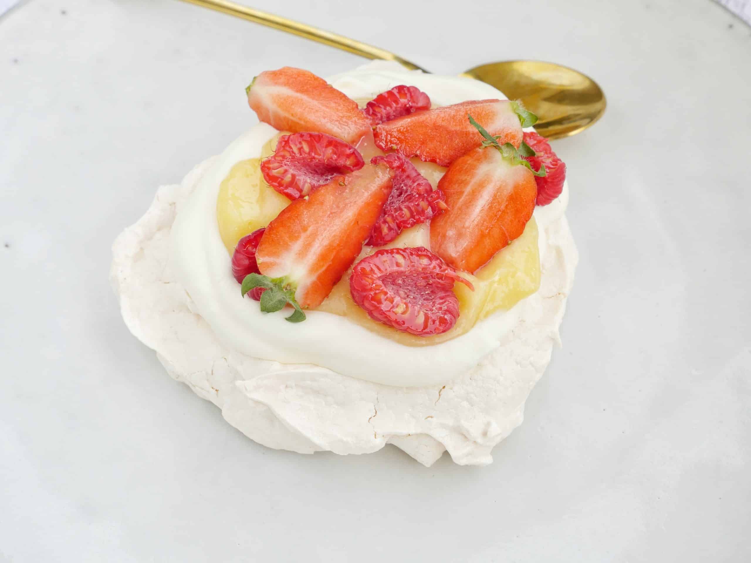 Minipavlova med lemoncurd och färska bär