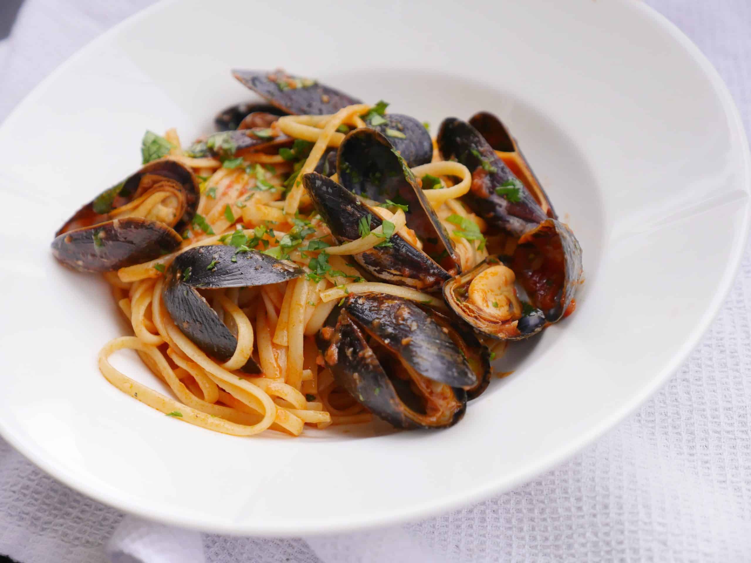 Pasta med blåmusslor i tomatsås 