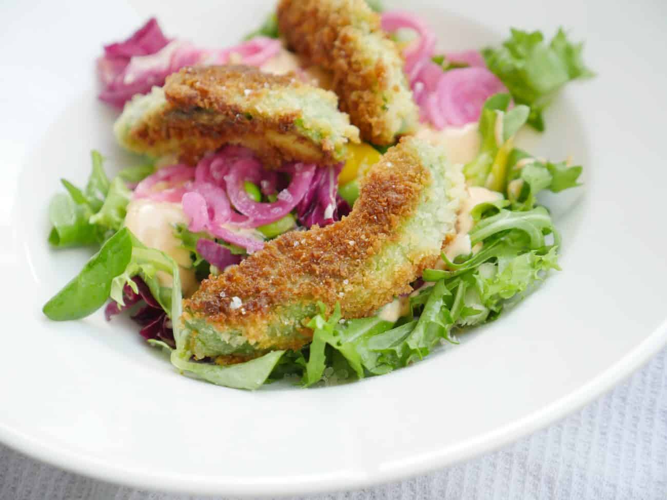 Panerad avokado med sallad och srirachamajonnäs
