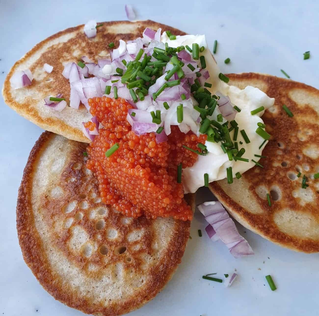 Blinier – ryska boveteplättar med löjrom, rödlök, creme fraiche och gräslök