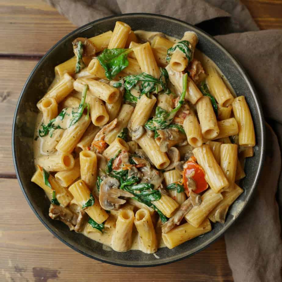 Vegetarisk pasta med champinjoner, soltorkade tomater, pesto och spenat -  