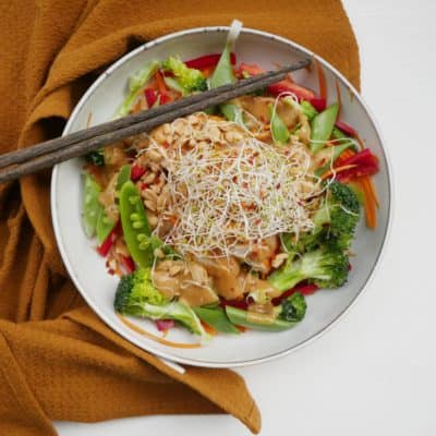 Nudelsallad med saftig kyckling, picklad broccoli och jordn&ouml;tssdressing
