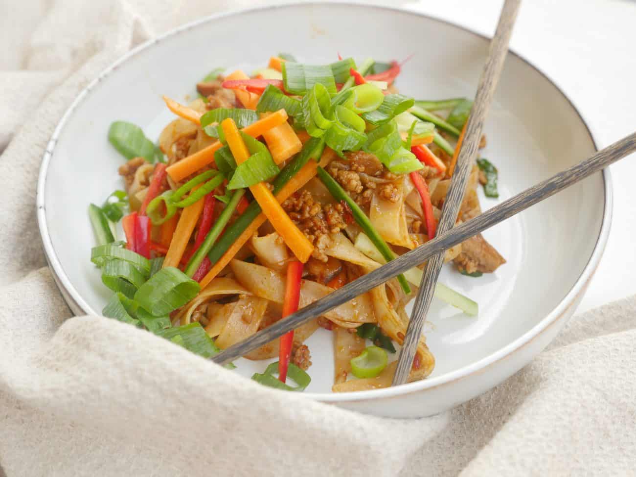 Nudlar med smakrik färs och krispiga grönsaker – Zha jiang mian