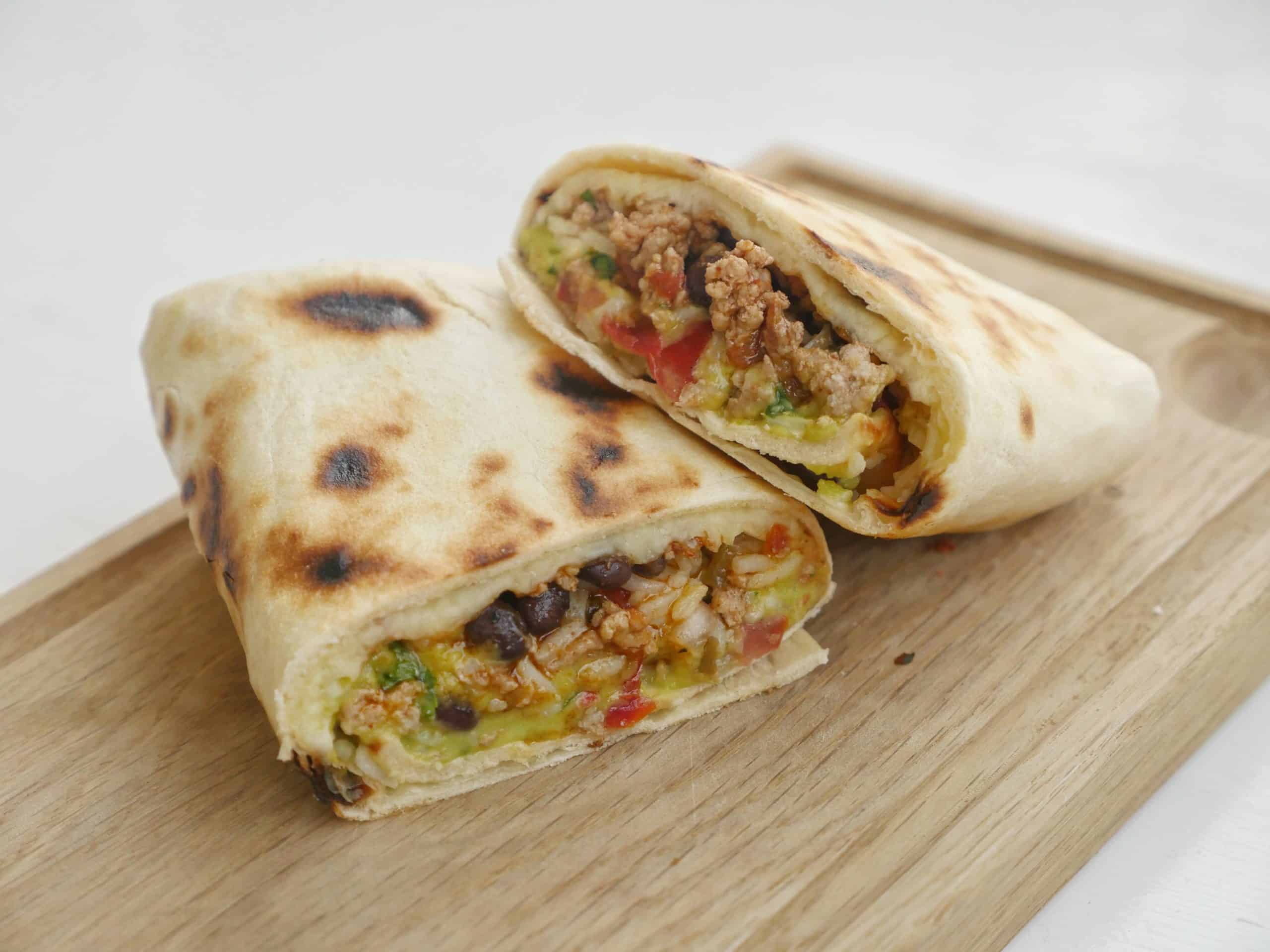 Burrito med hemmagjord tortilla, avokadokräm och salsa Matinspo.se