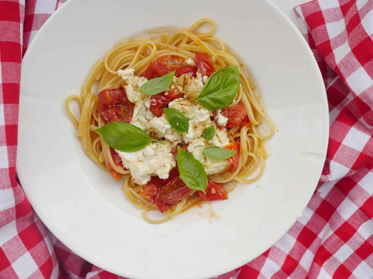 Pasta med smörig tomatsås och ugnsbakad fetaost och rostade tomater. -  