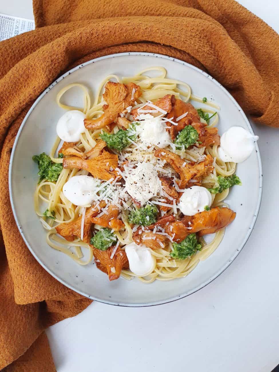 Pasta med smörstekta kantareller, vispad ricotta och gremolata 