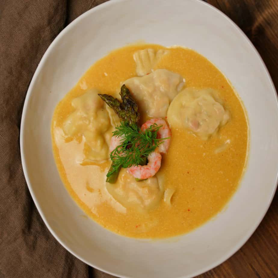 Hemmagjorda ravioli med räkfyllning och smakrik skaldjurssås