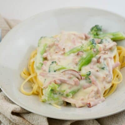 pasta med ost och skinksås