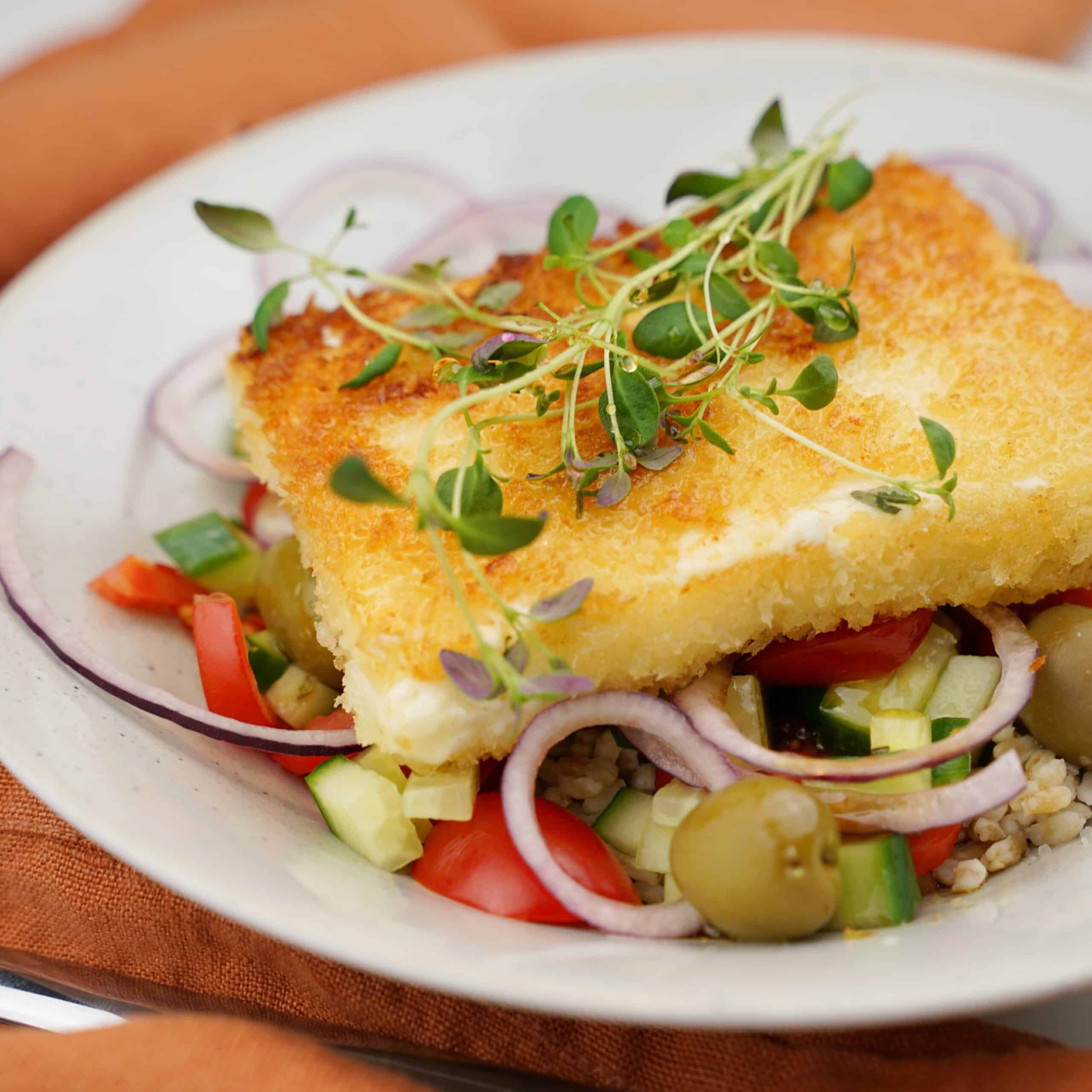 Panerad Fetaost Med Grekisk Sallad Och Havreris Matinspo se