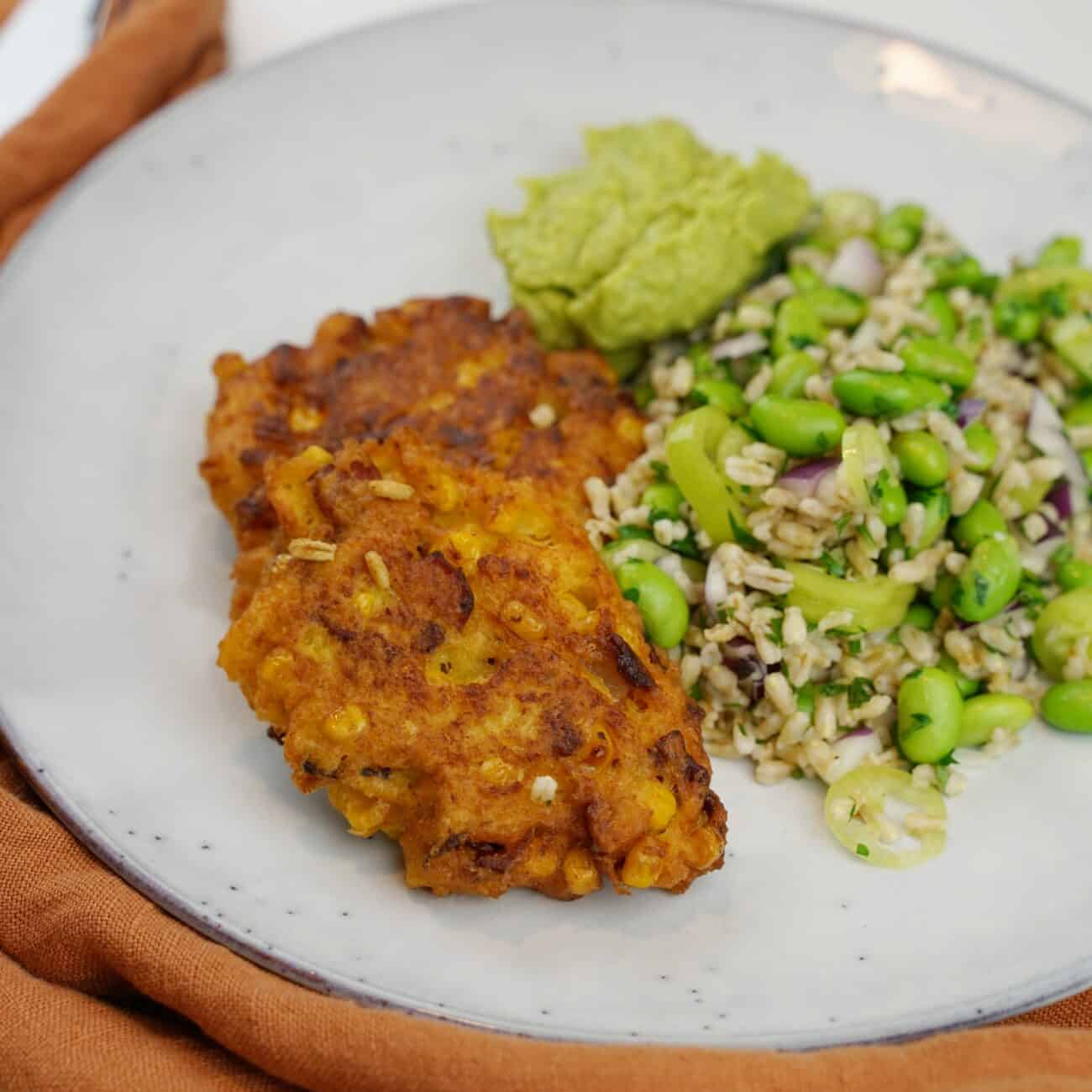 Bacon- och majsfritters med avokadoröra och bönsallad