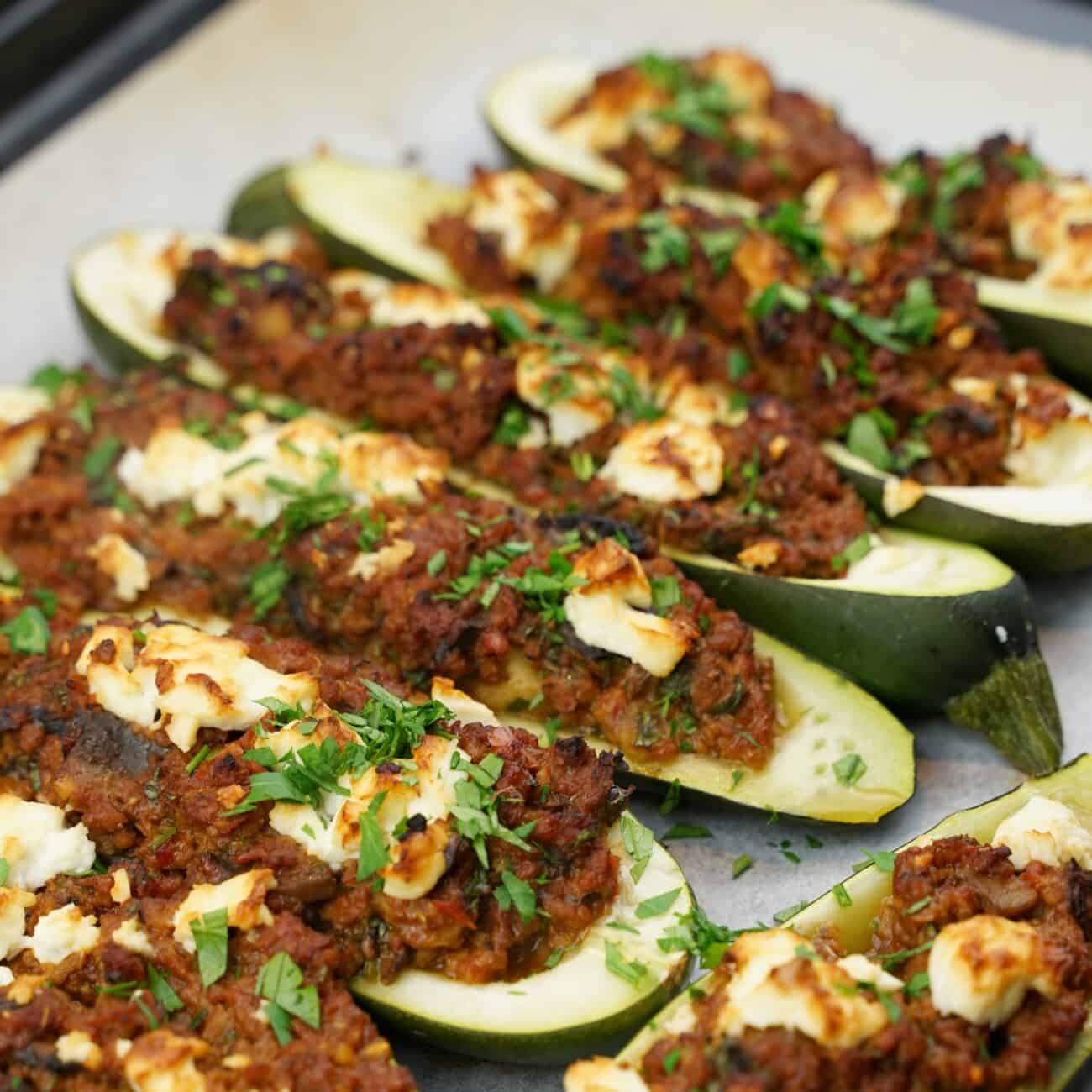 Vegetarisk färsfylld zucchini med fetaost