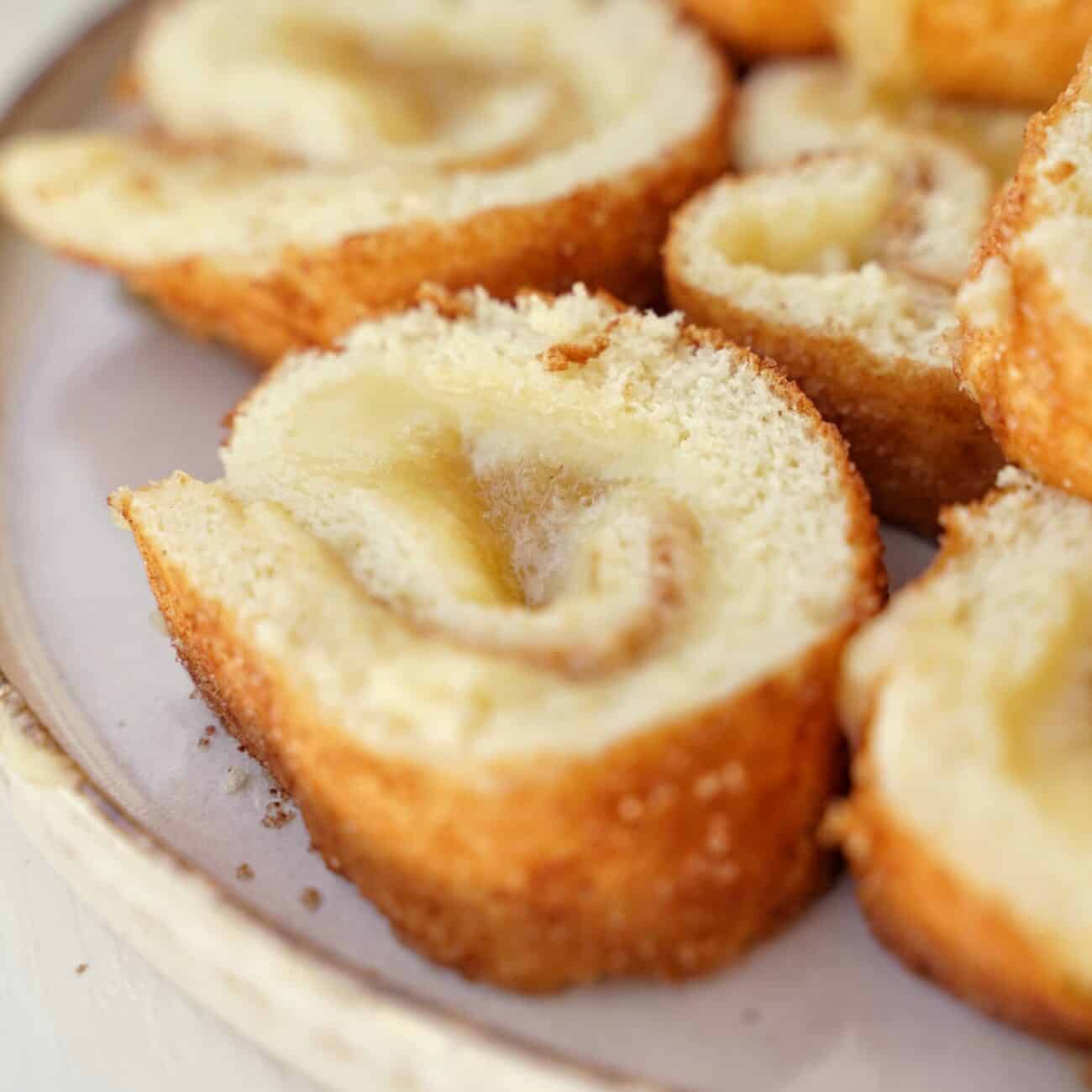 Saftig rulltårta med vaniljkräm och äppelmos