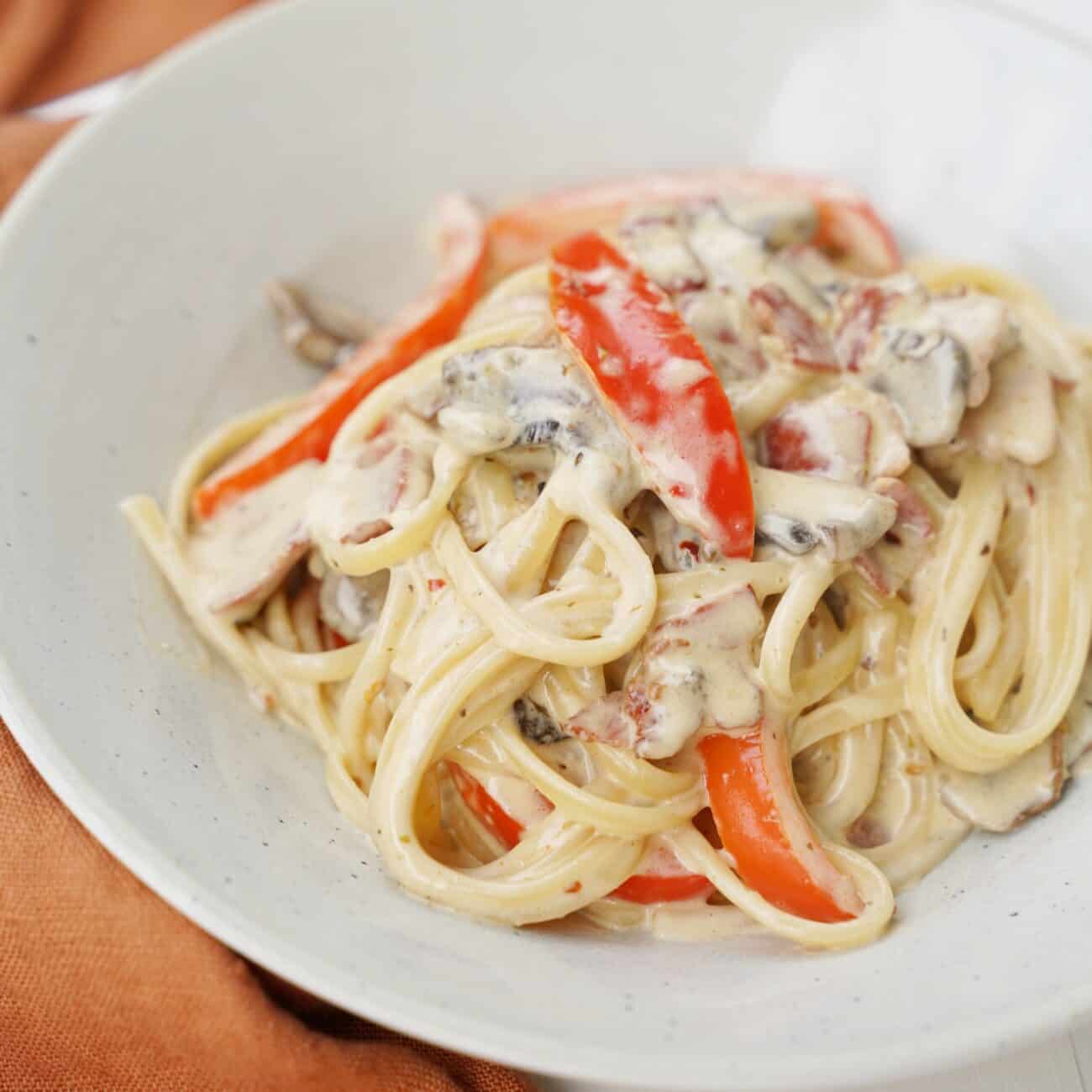 Pasta med champinjoner, bacon och paprika 