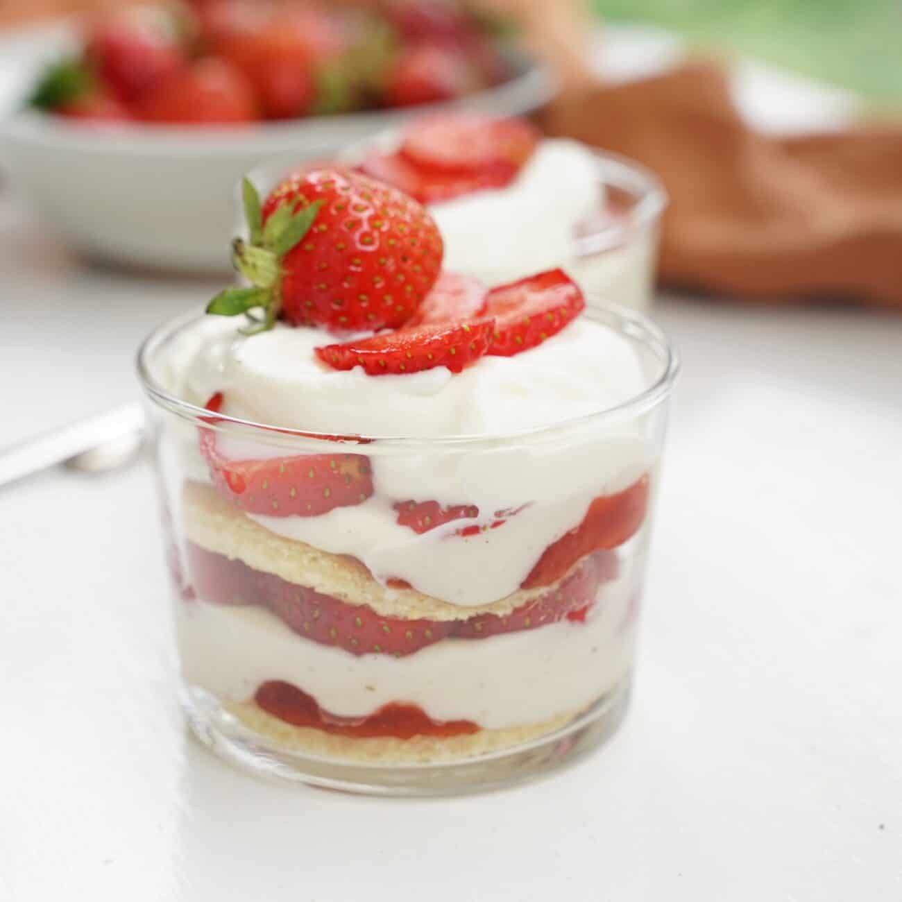 Jordgubbstårta i portionsglas