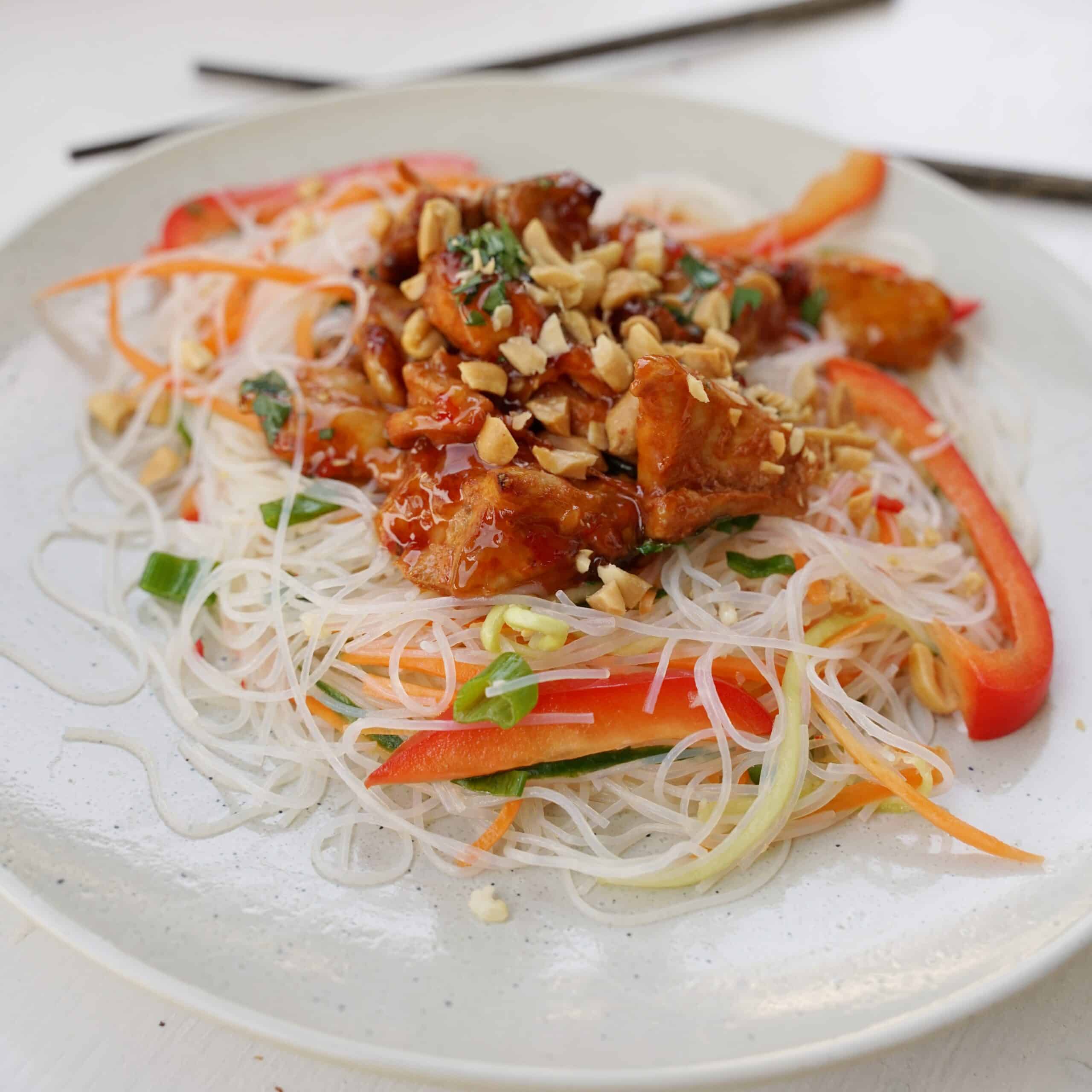 Glasnudelsallad med sweet chili kyckling Matinspo.se