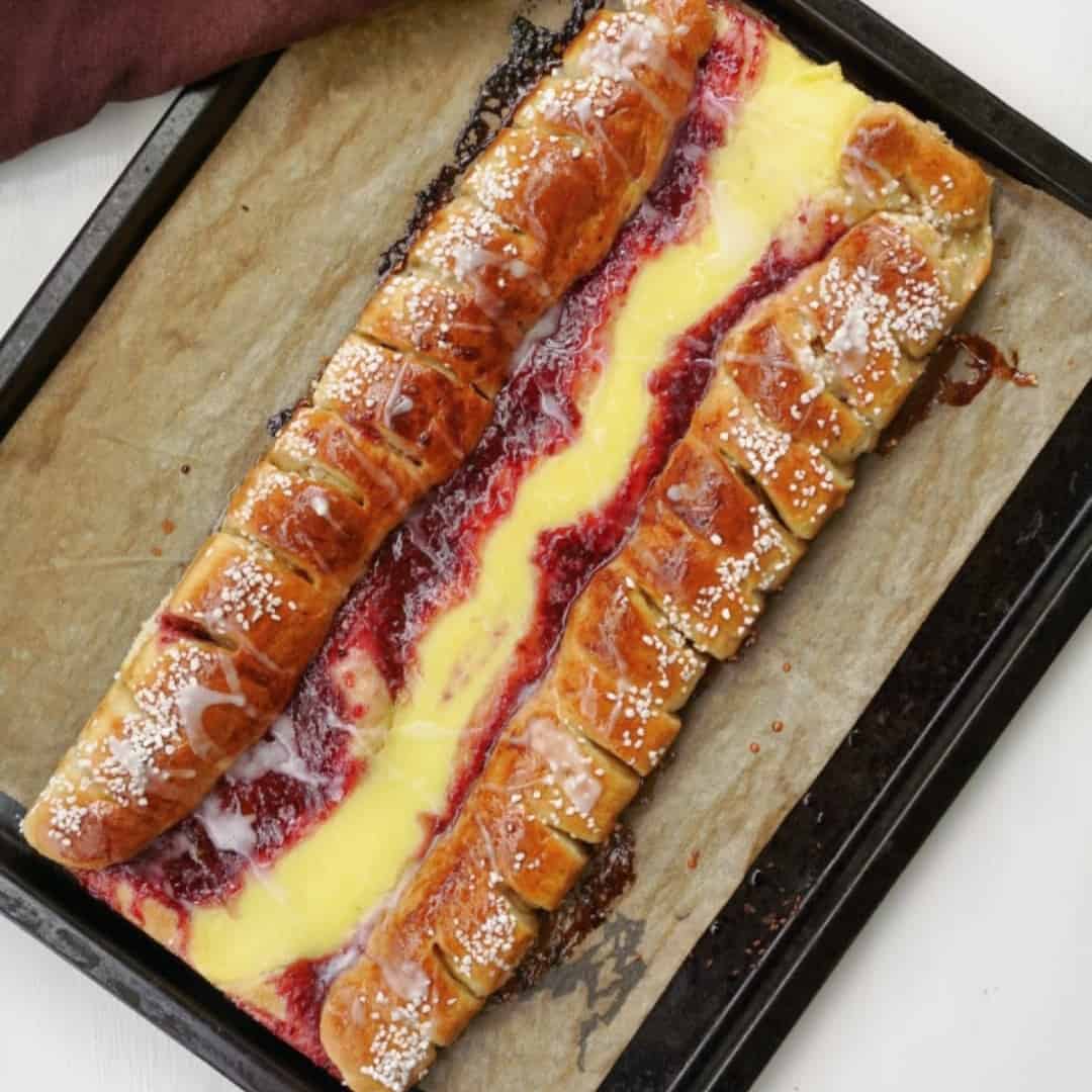 Kardemummalängd med vaniljkräm och hallonsylt