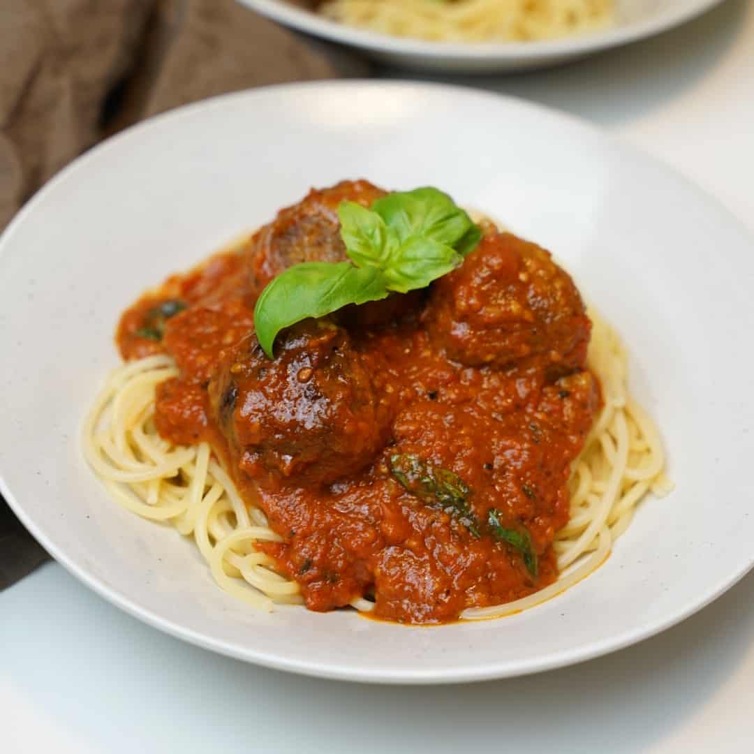 Veganska köttbullar i tomatsås med spaghetti 