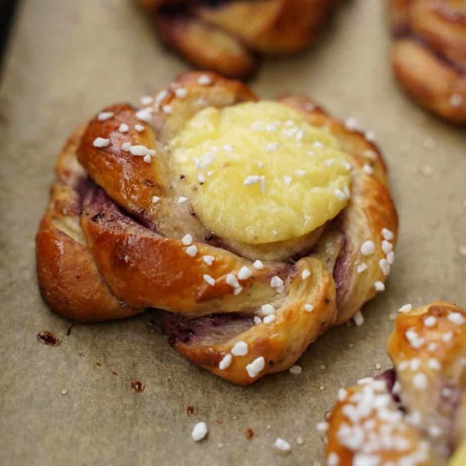 Blåbärsbullar med vaniljkräm