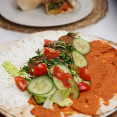 Libanesisk wrap med muhammara och falafel