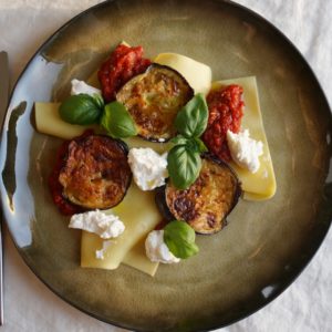 Öppen lasagne med aubergine, tomatsås och parmesanricotta