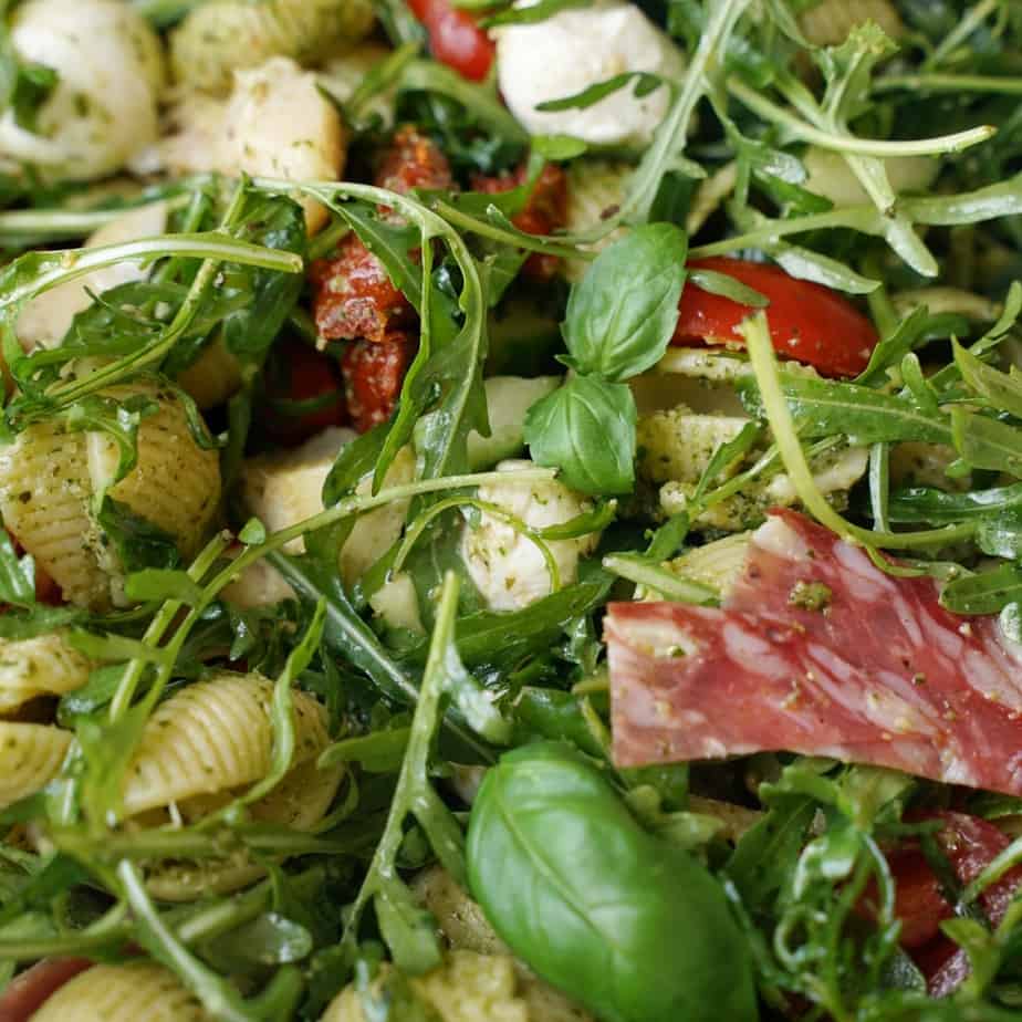 Italiensk pastasallad med pesto p&aring; rostade pumpafr&ouml;n