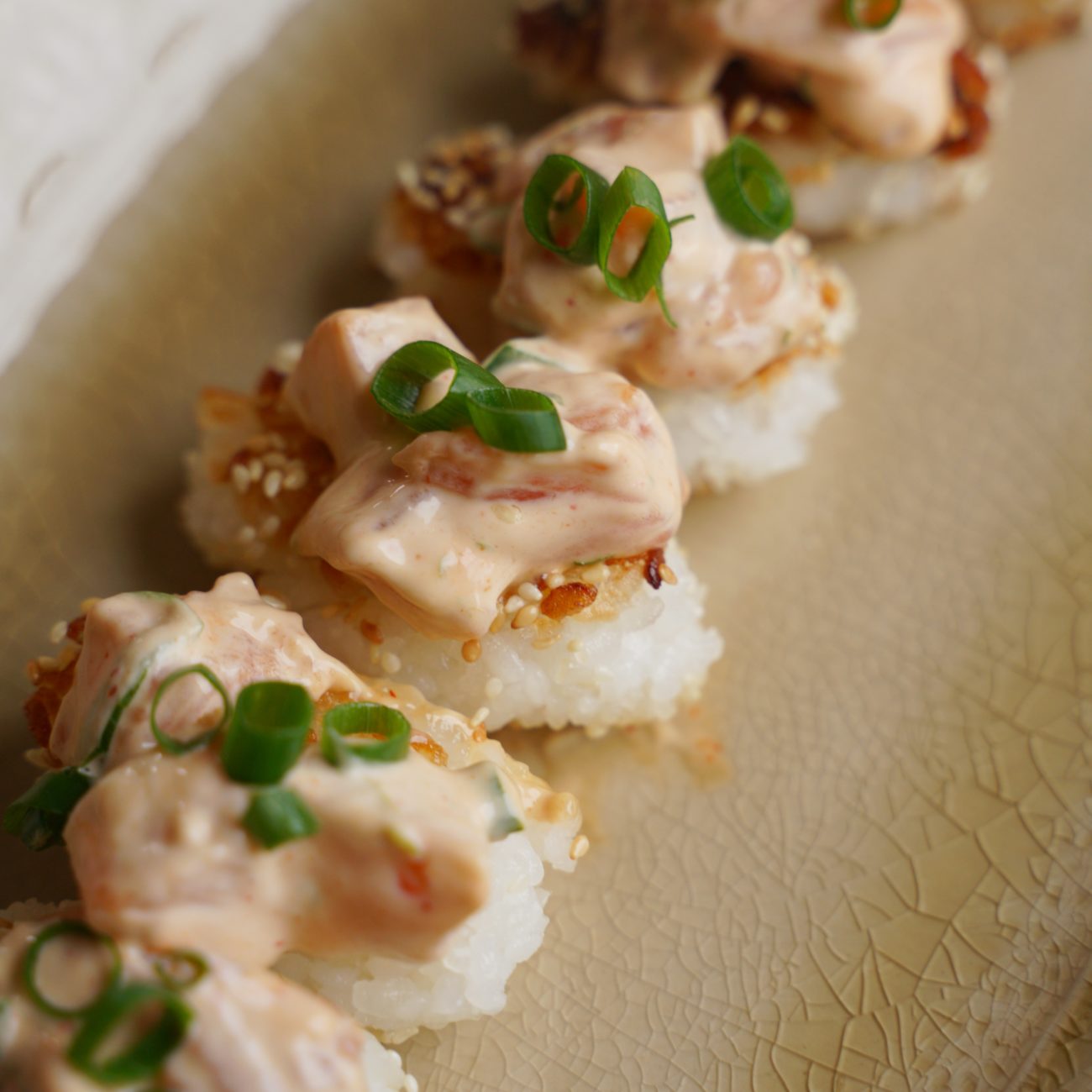 spicy salmon med crispy rice