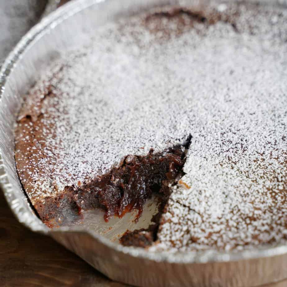 Kladdkaka – klassisk kladdig kladdkaka med florsocker