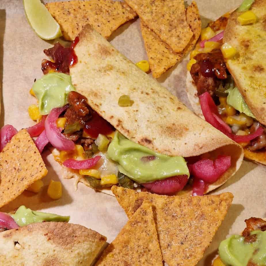 Kycklingtacos – pulled chicken med barbequesås, smörstekt majs och avokadokräm
