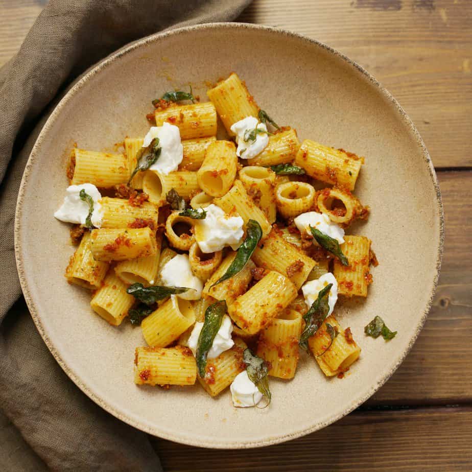 Pasta med röd pesto, vispad ricotta och brynt salvia - Matinspo.se