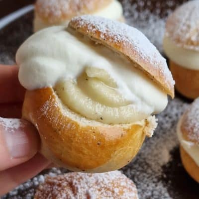 Snabba minisemlor med krämig mandelmassa och lättvispad grädde
