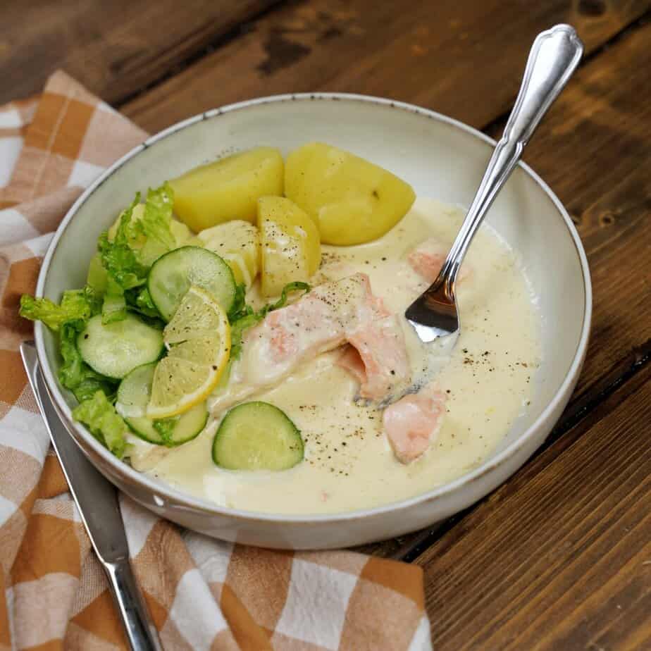 Ugnsbakad lax med citronsås och potatis