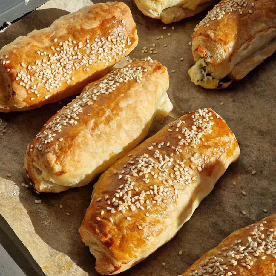 Smördegspiroger med fetaost och spenat