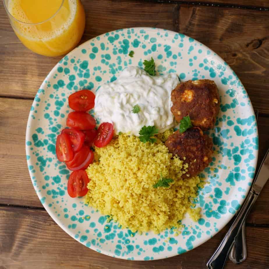 Vegetariska färsbiffar med fetaost, couscous och tzaztiki