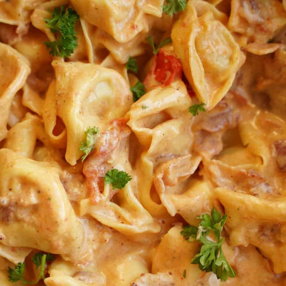 Tortellini i baconsås