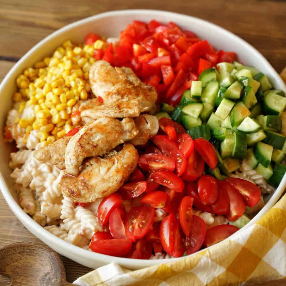 Pastasallad med sweetchilidressing och kyckling