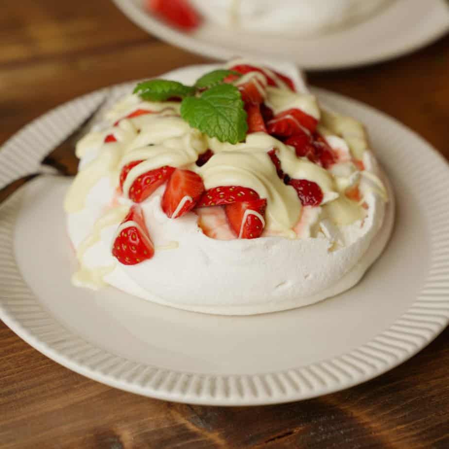 Pavlova med limemarinerade jordgubbar, vaniljgrädde och vit choklad