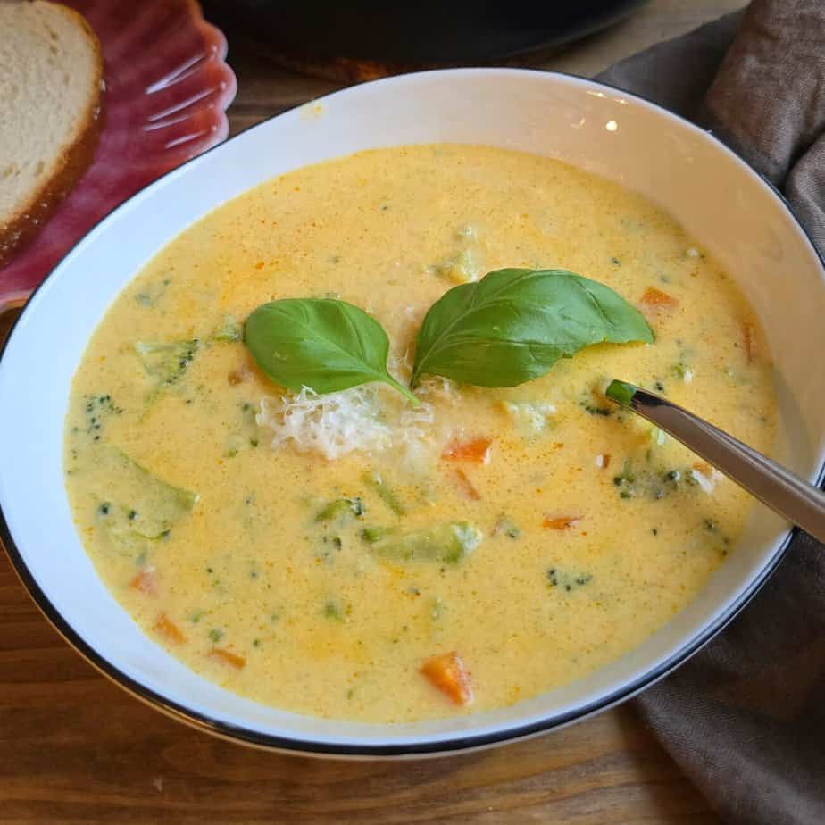 Krämig broccolisoppa med morot och cheddar